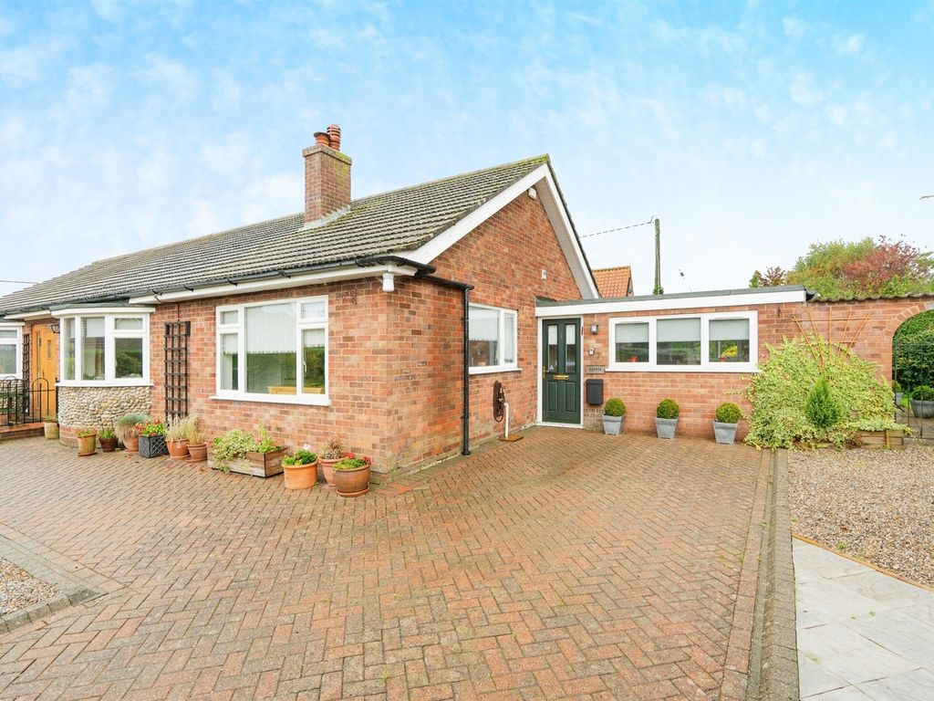 3 bed detached bungalow for sale in Grove Close, Holt NR25, £525,000