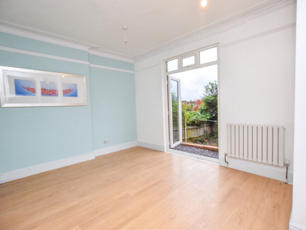 3 bed flat for sale in South Norwood Hill, London SE25, £375,000