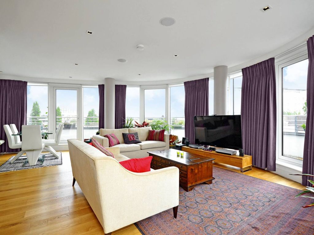 3 bed flat to rent in Kew Bridge Road, Brentford TW8, £13,000 pcm
