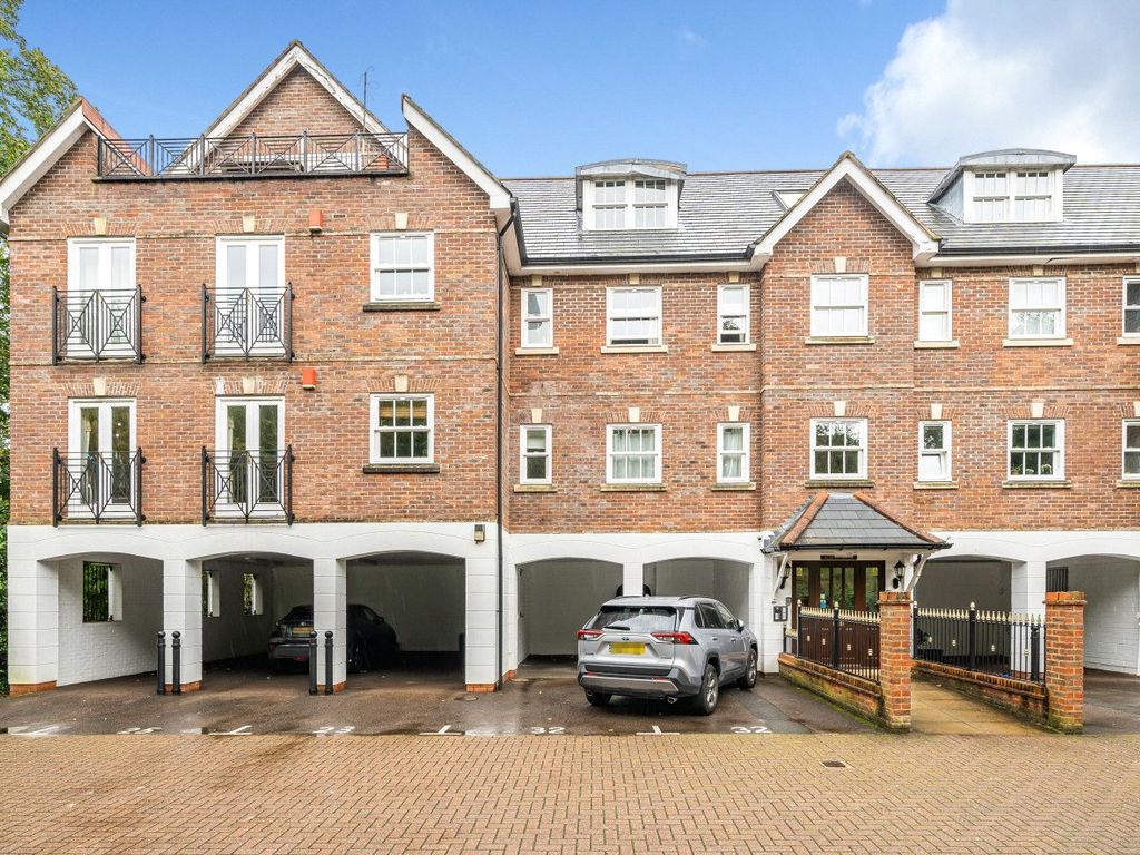 2 bed flat for sale in Guildford, Surrey GU1, £450,000