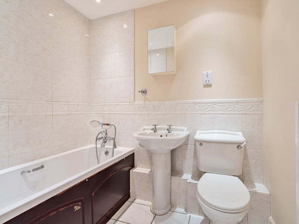 2 bed flat for sale in Guildford, Surrey GU1, £450,000