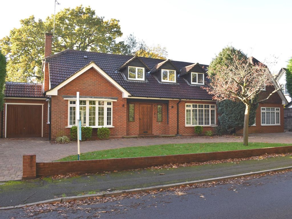 7 bed detached house to rent in Barham Close, Weybridge KT13, £4,995 pcm