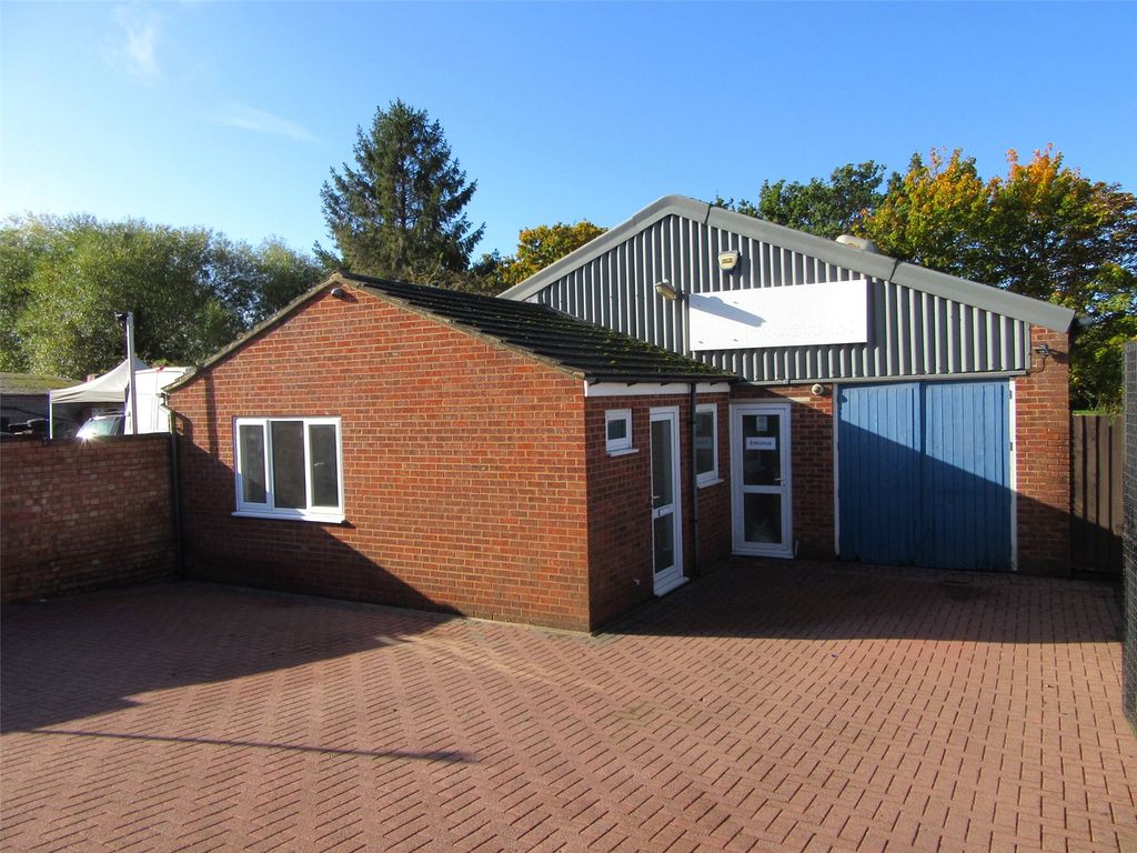 Light industrial to let in St. Andrews, Northampton NN2, £17,000 pa
