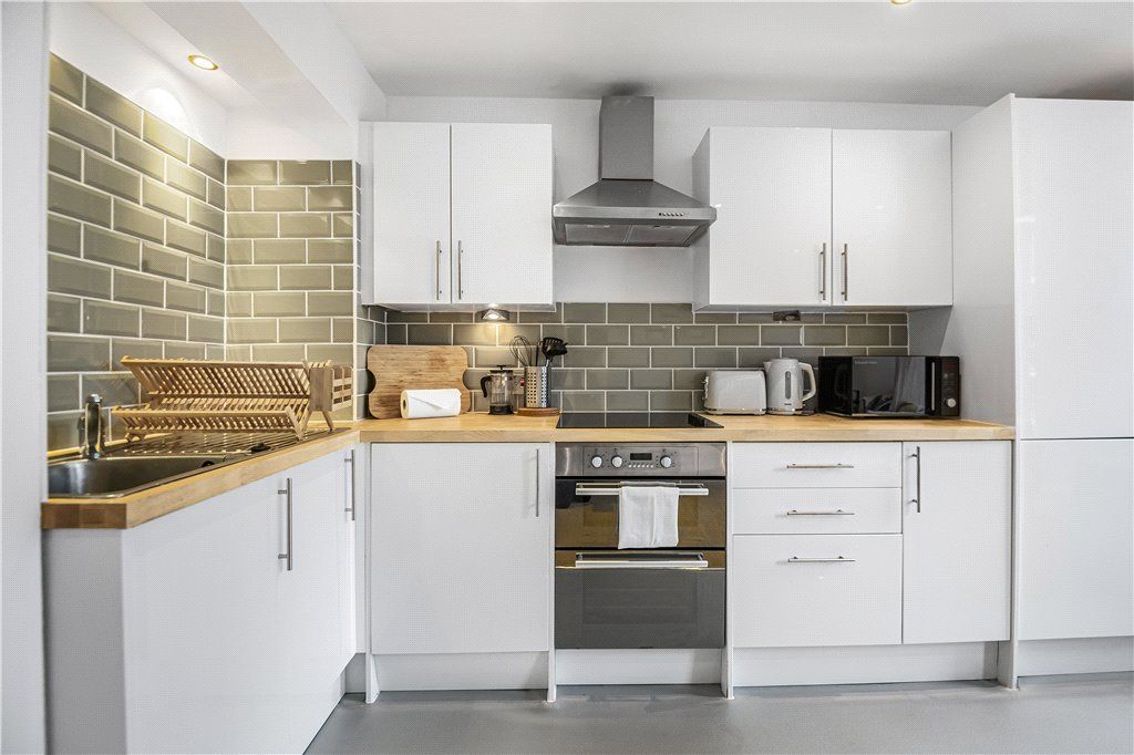 1 bed flat for sale in Bermondsey Square, London SE1, £420,000