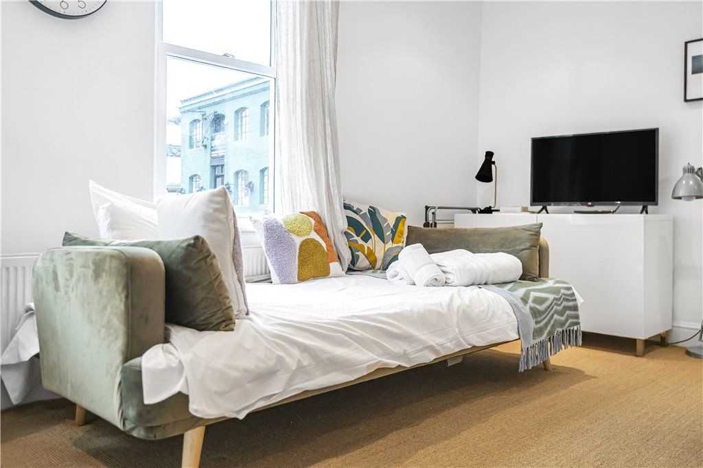 1 bed flat for sale in Bermondsey Square, London SE1, £420,000