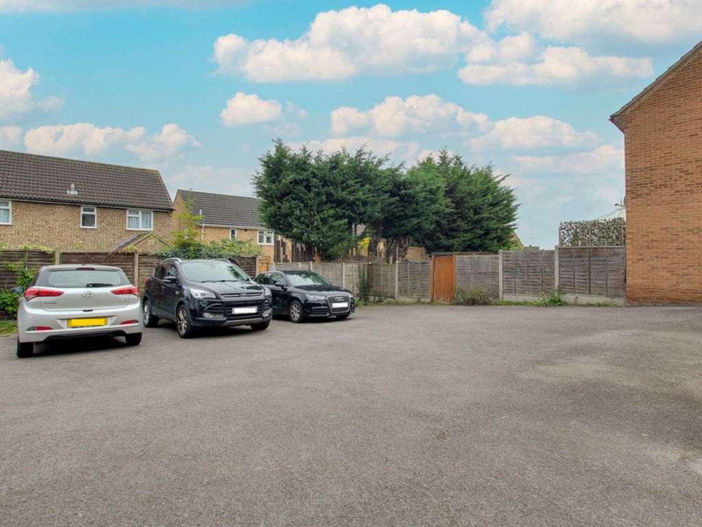 1 bed flat for sale in Doeshill Drive, Wickford SS12, £200,000