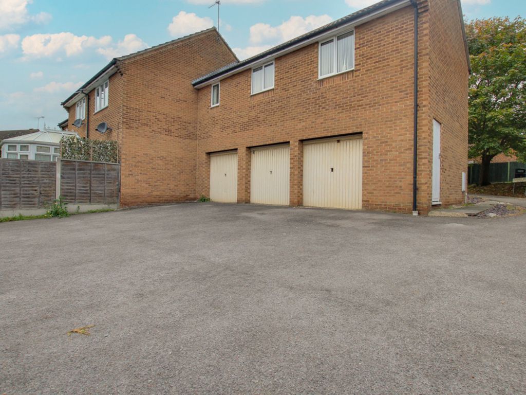 1 bed flat for sale in Doeshill Drive, Wickford SS12, £200,000