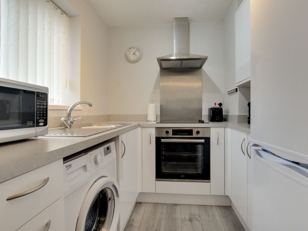 1 bed flat for sale in Doeshill Drive, Wickford SS12, £200,000