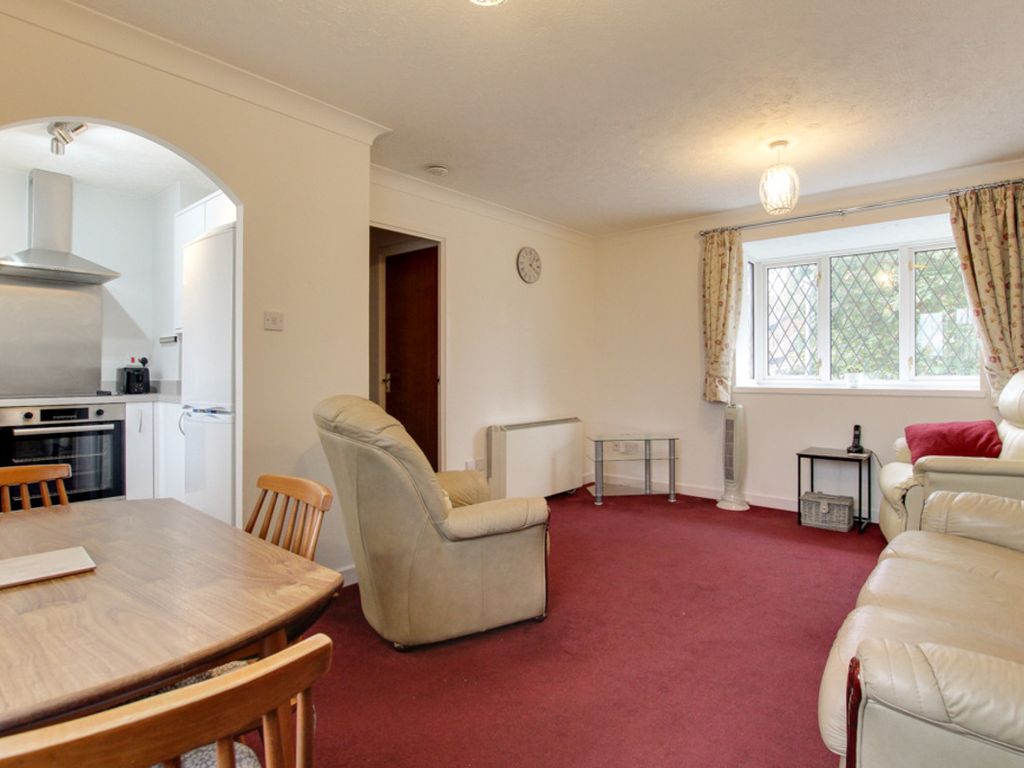 1 bed flat for sale in Doeshill Drive, Wickford SS12, £200,000