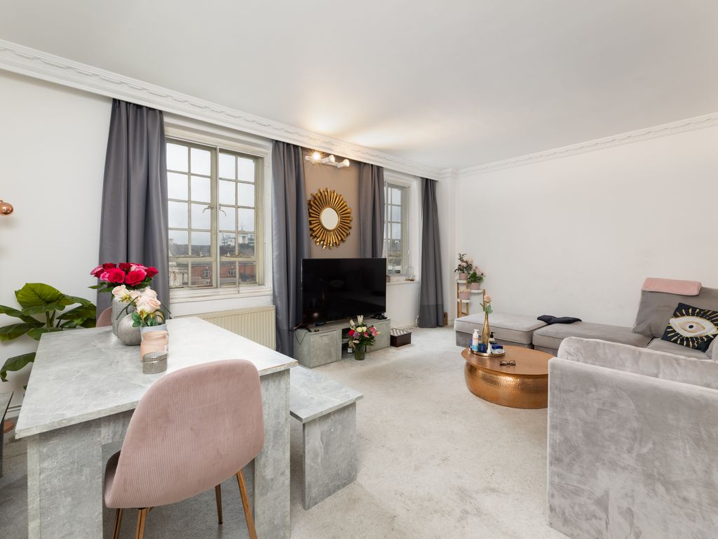 2 bed flat for sale in Chelsea Manor Street, London SW3, £595,000