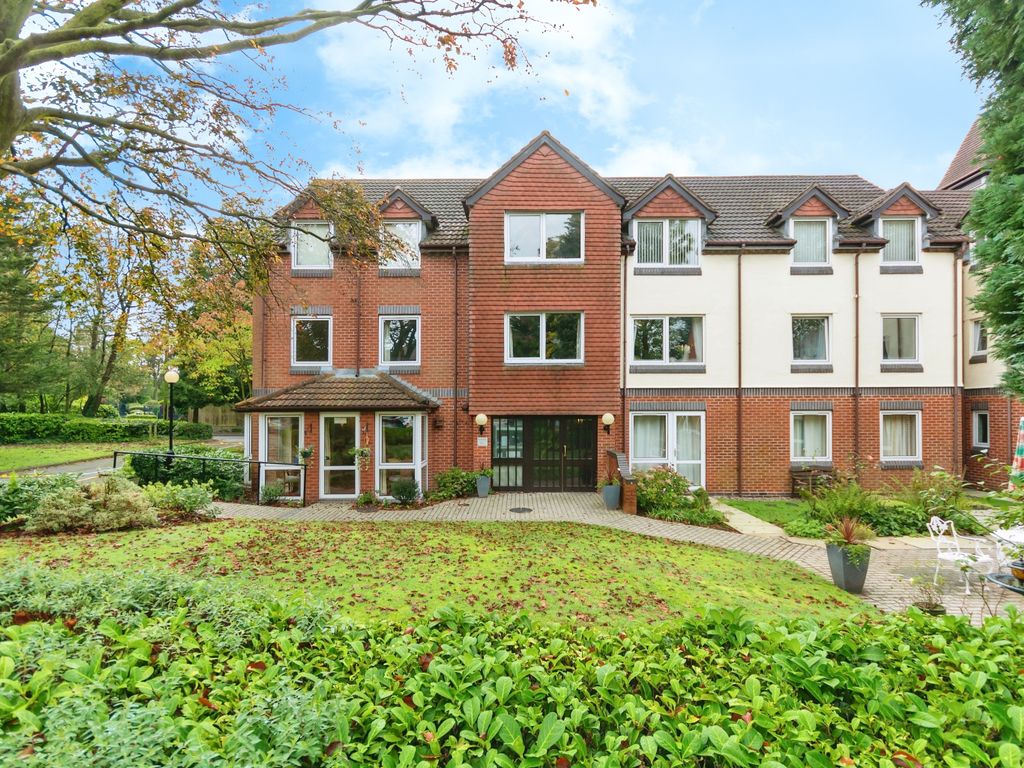 2 bed flat for sale in Grange Road, Solihull, West Midlands B91, £125,000
