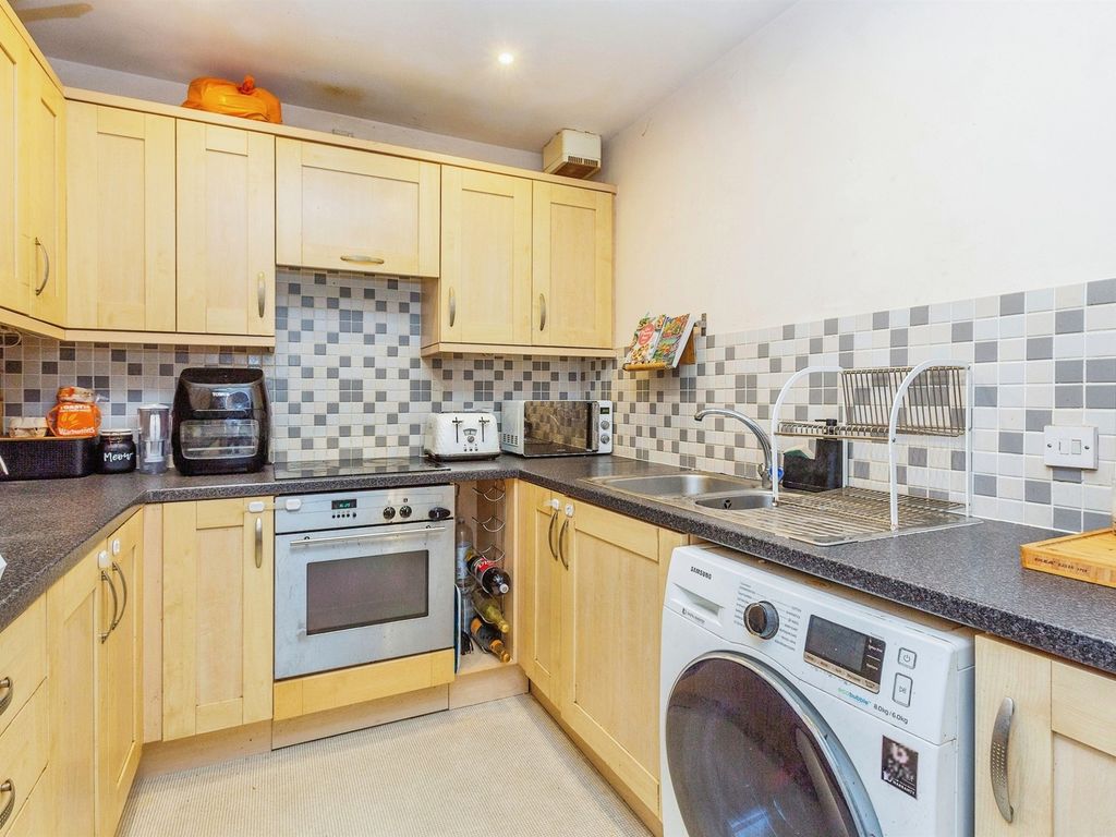 2 bed flat for sale in Hampden Square, Aylesbury HP19, £190,000