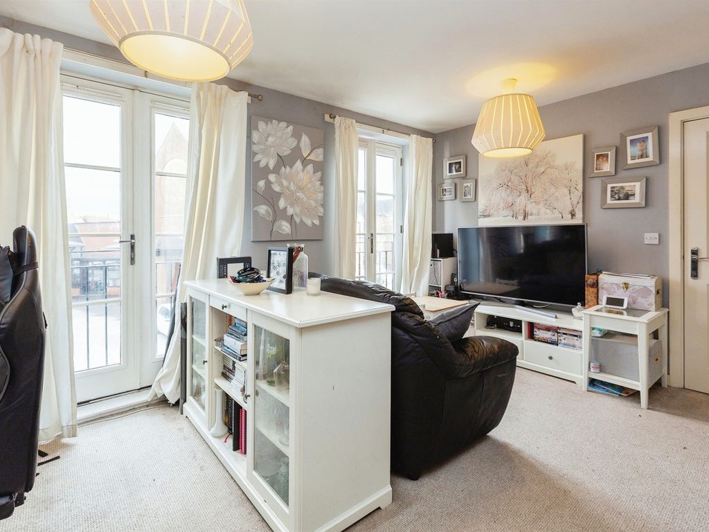 2 bed flat for sale in Hampden Square, Aylesbury HP19, £190,000