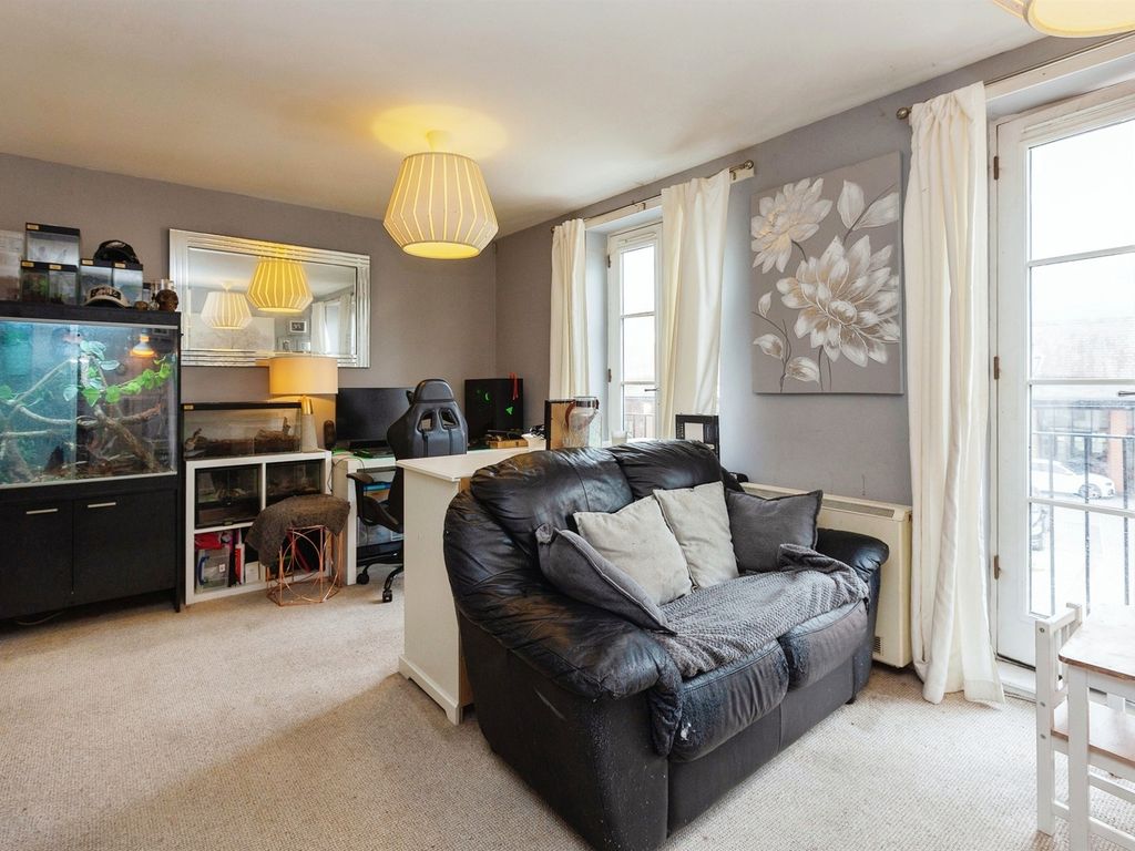 2 bed flat for sale in Hampden Square, Aylesbury HP19, £190,000