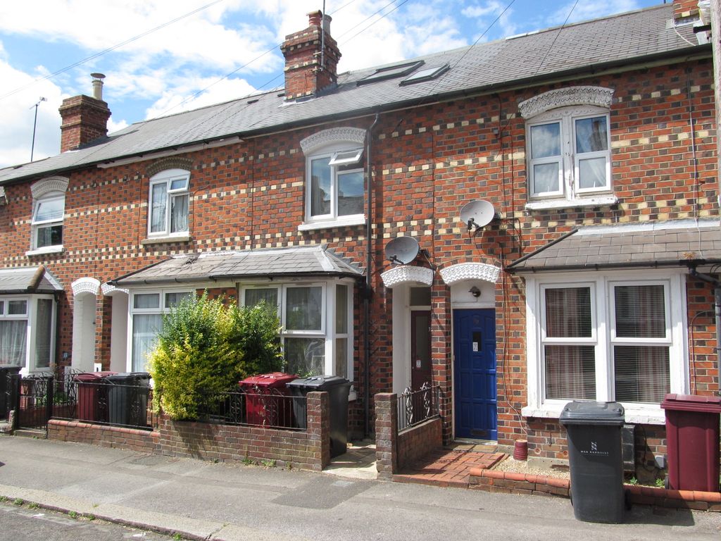 6 bed terraced house to rent in Brighton Road, Reading RG6, £2,700 pcm
