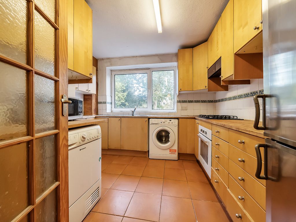 2 bed flat for sale in Princes Way, London SW19, £425,000