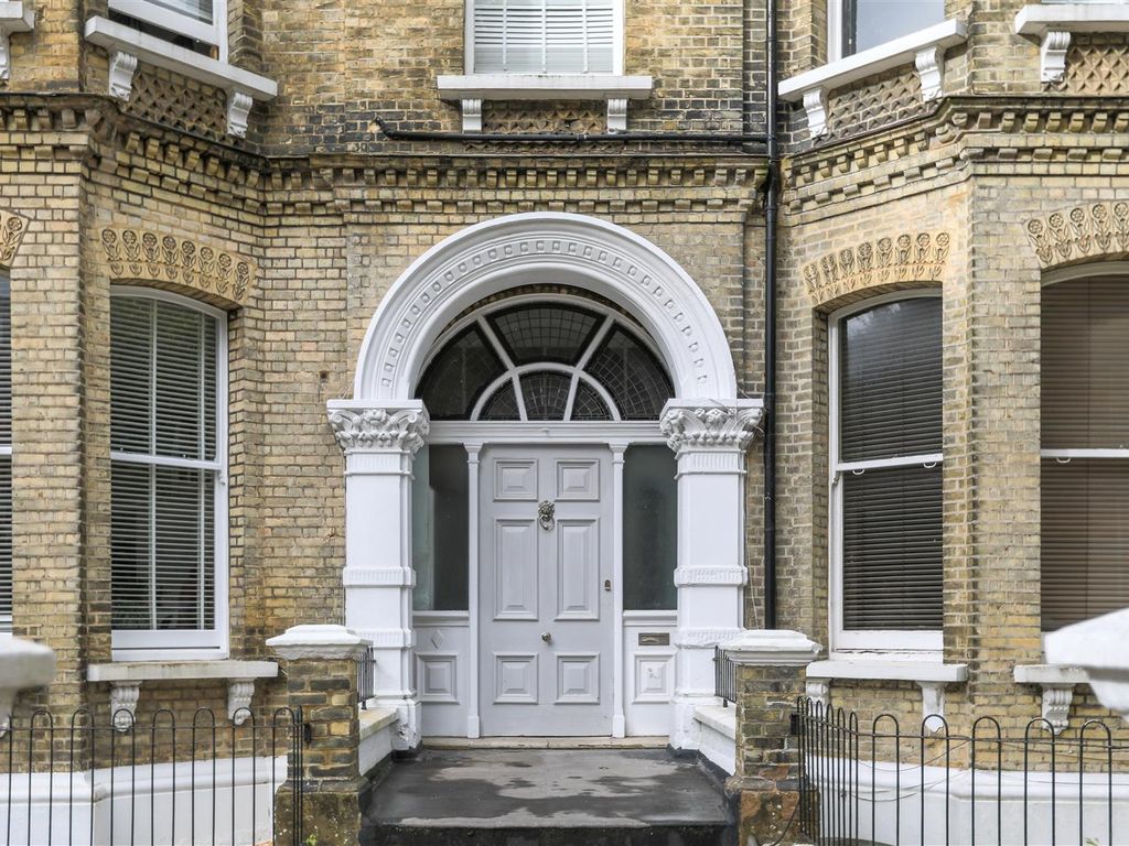 2 bed flat for sale in The Drive, Hove BN3, £300,000