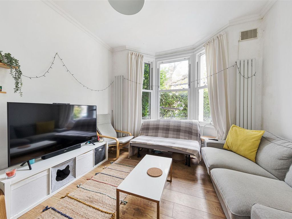 1 bed flat for sale in Park Grove, London E15, £325,000