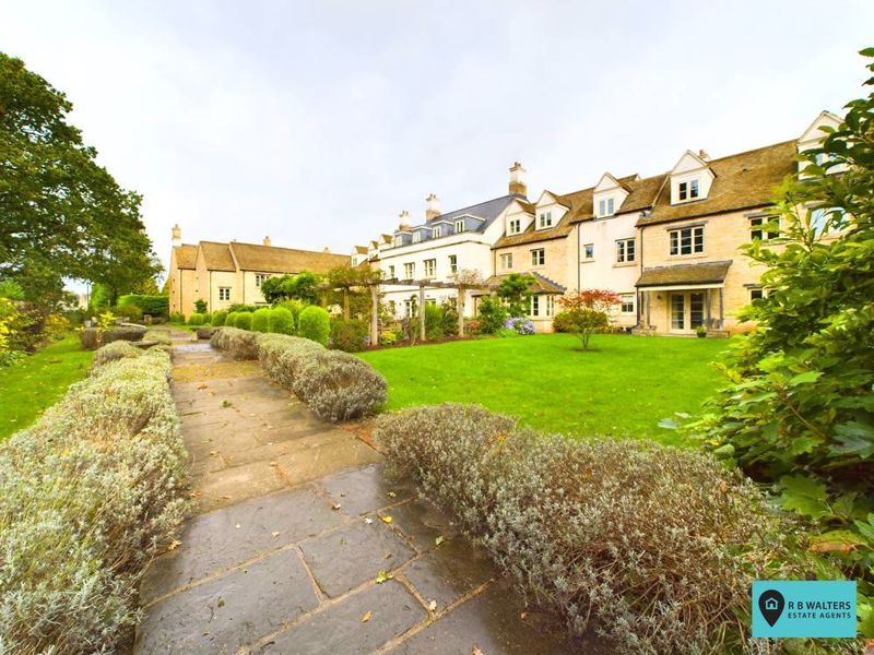 2 bed property for sale in London Road, Tetbury GL8, £270,000