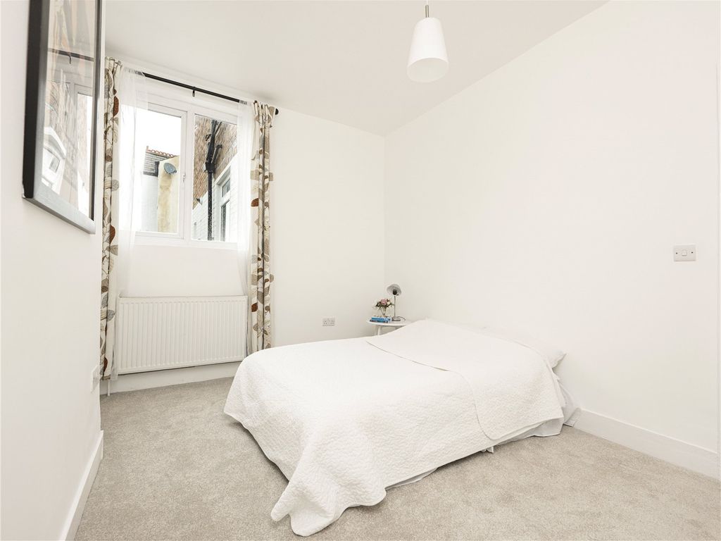 2 bed flat for sale in Dassett Road, West Norwood SE27, £360,000
