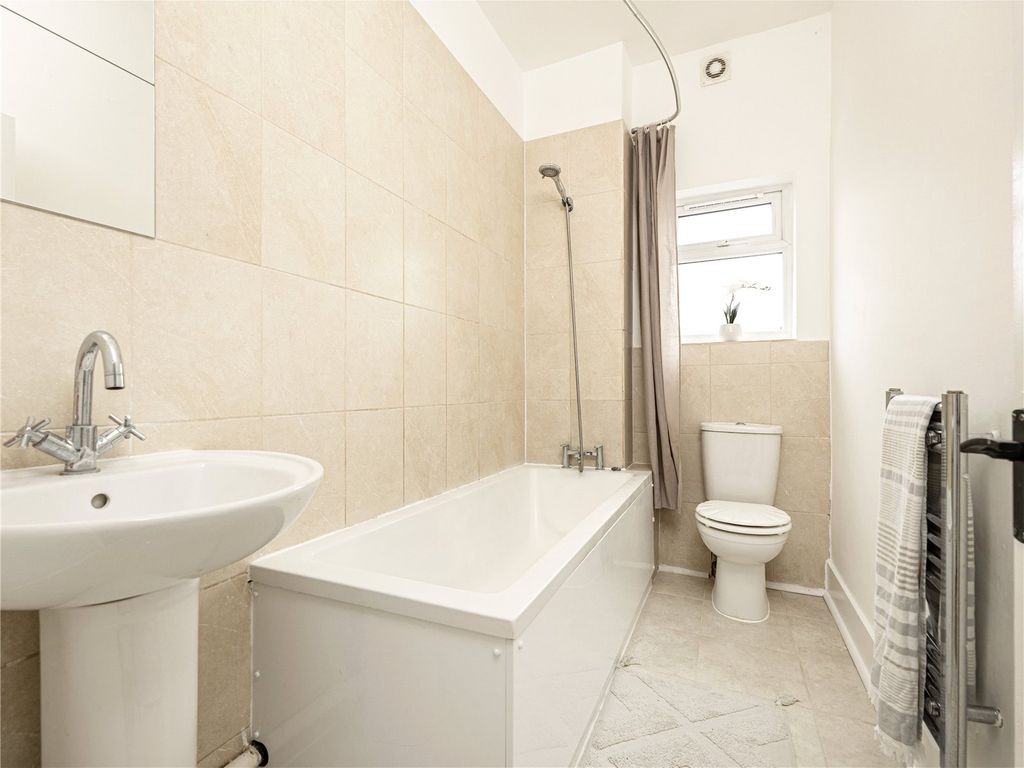 2 bed flat for sale in Dassett Road, West Norwood SE27, £360,000