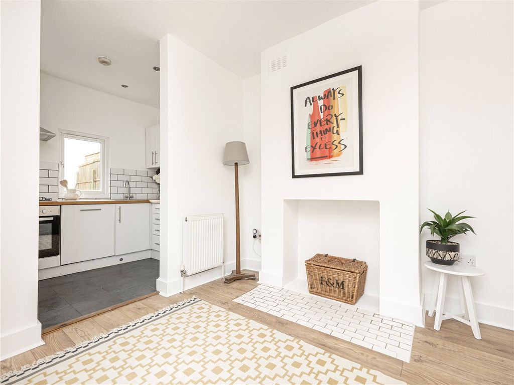 2 bed flat for sale in Dassett Road, West Norwood SE27, £360,000