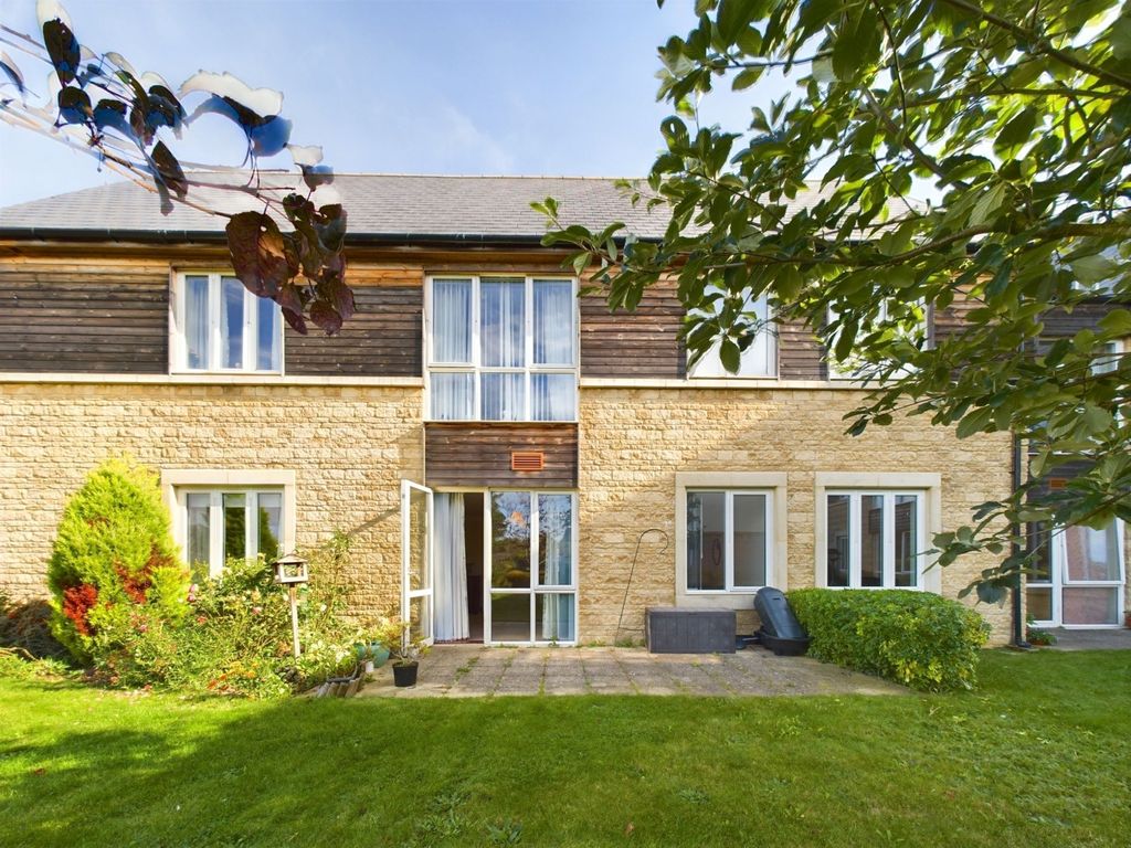 2 bed flat for sale in Flat, The Paddocks, Shipton Road, Milton-Under-Wychwood, Chipping Norton OX7, £95,000