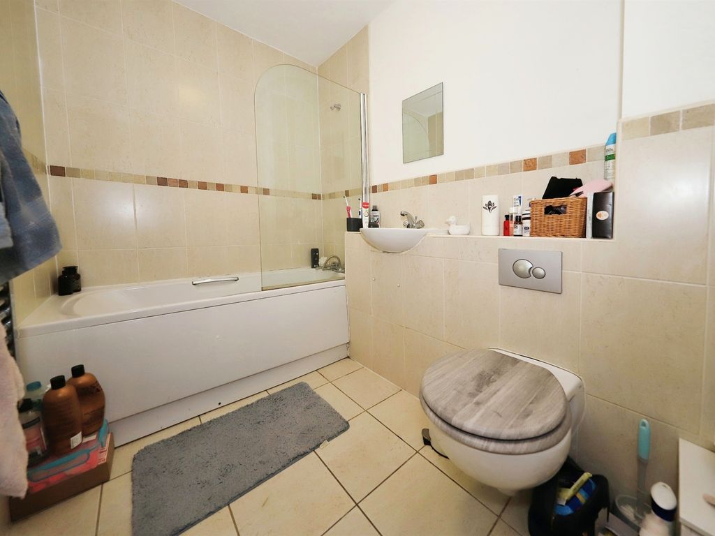 2 bed flat for sale in Liana Gardens, Wolverhampton WV2, £75,000