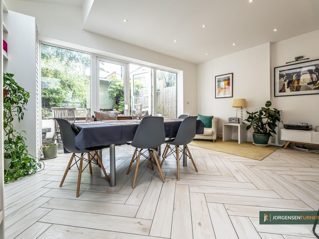 3 bed flat for sale in Collingbourne Road, London W12, £825,000