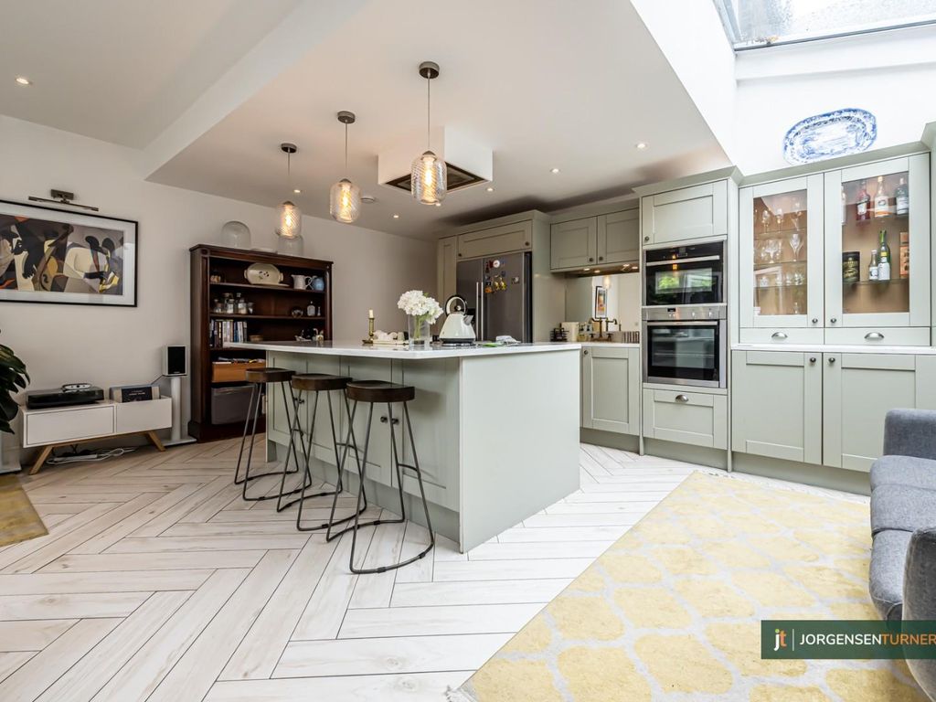 3 bed flat for sale in Collingbourne Road, London W12, £825,000
