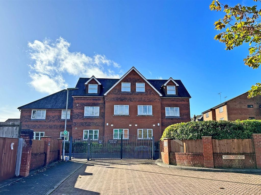1 bed flat for sale in Brook Road, Redhill RH1, £255,000