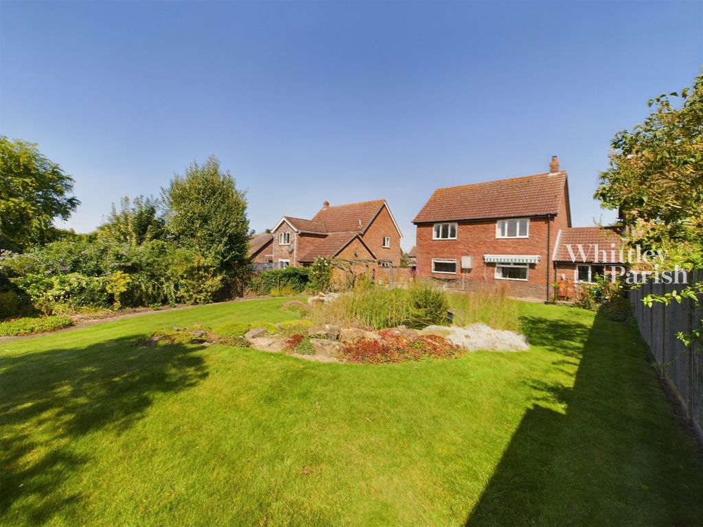 3 bed link-detached house for sale in Greys Manor, Banham, Norwich NR16, £400,000