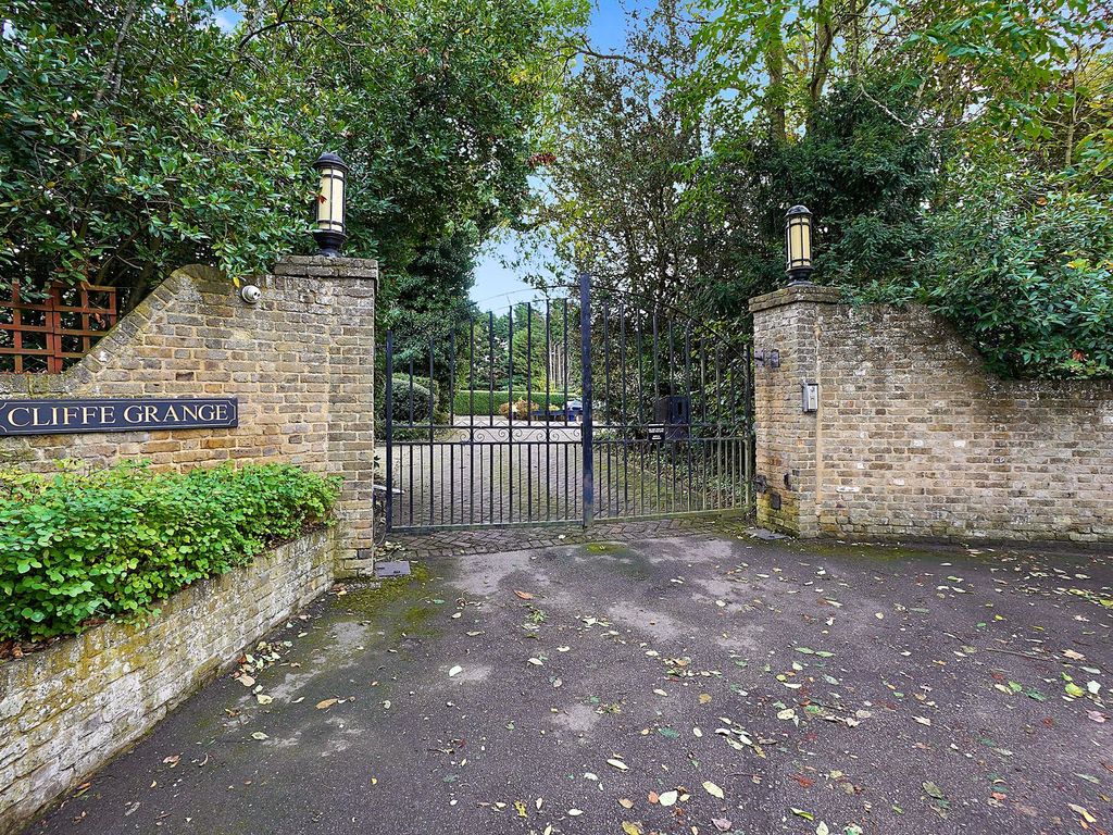 7 bed detached house for sale in Town Road, Cliffe Woods ME3, £1,750,000