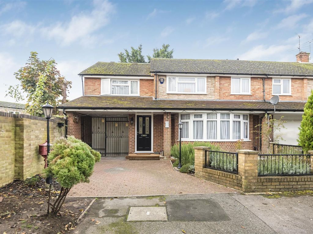 4 bed end terrace house for sale in Alford Close, Tilehurst, Reading RG30, £525,000