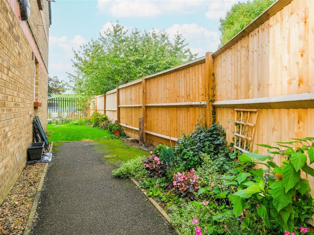 1 bed flat for sale in Chelwood Close, London E4, £185,000