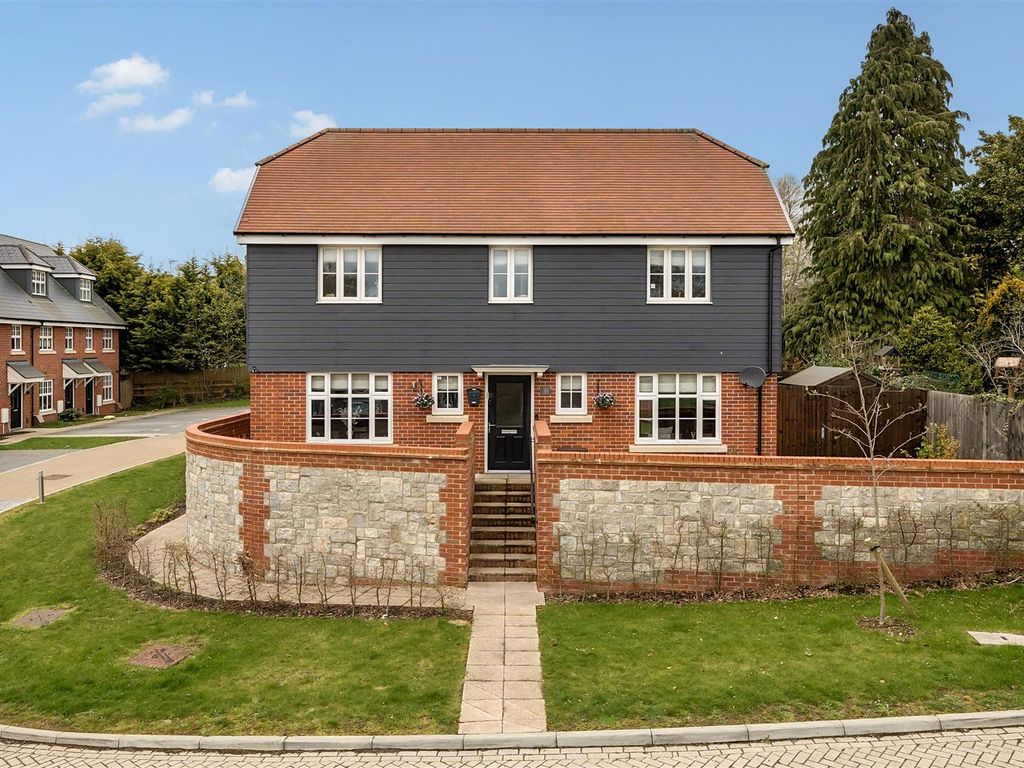 4 bed detached house for sale in Carpenters Close, Barming, Maidstone ME16, £585,000