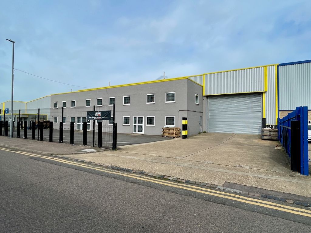 Industrial to let in Cosgrove Way, Luton LU1, £100,035 pa