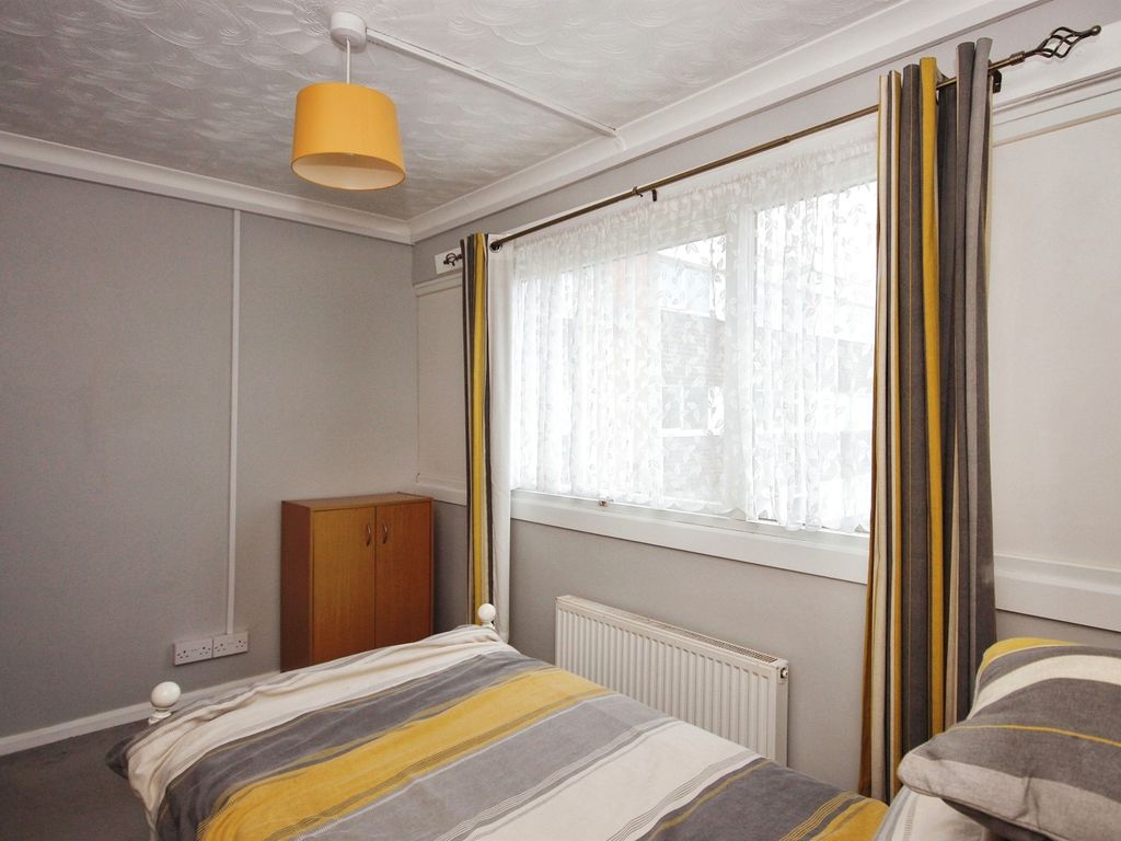 2 bed flat for sale in Remburn Gardens, Warwick CV34, £130,000