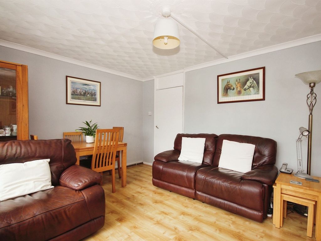 2 bed flat for sale in Remburn Gardens, Warwick CV34, £130,000