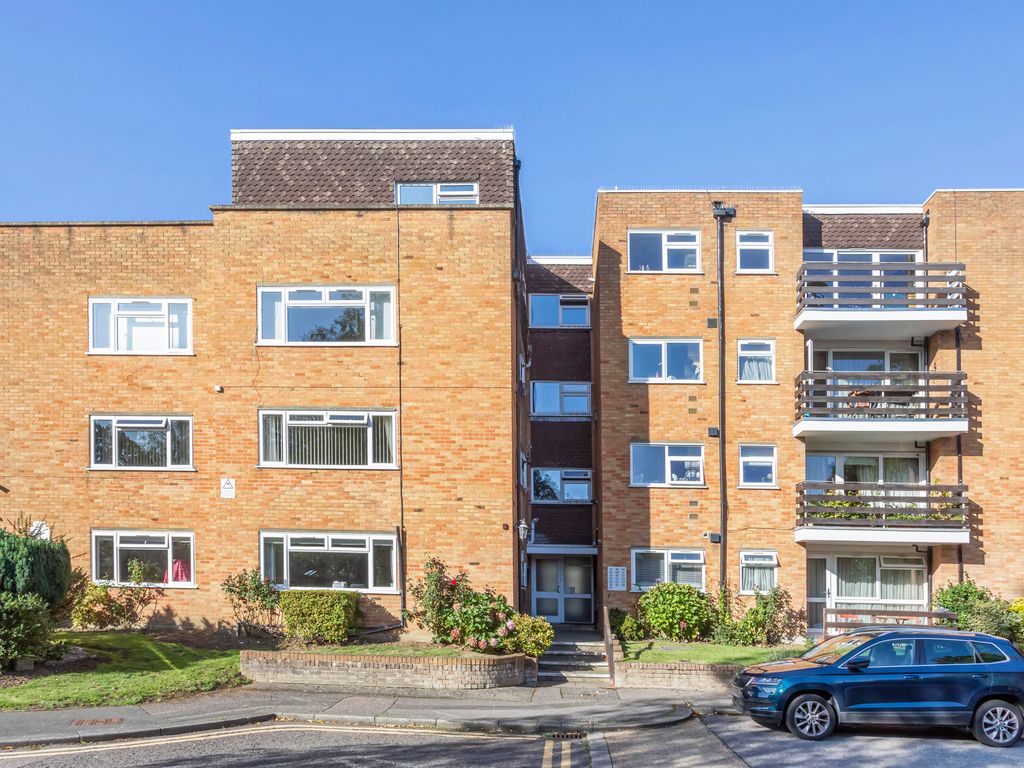 3 bed flat for sale in September Way, Stanmore HA7, £575,000