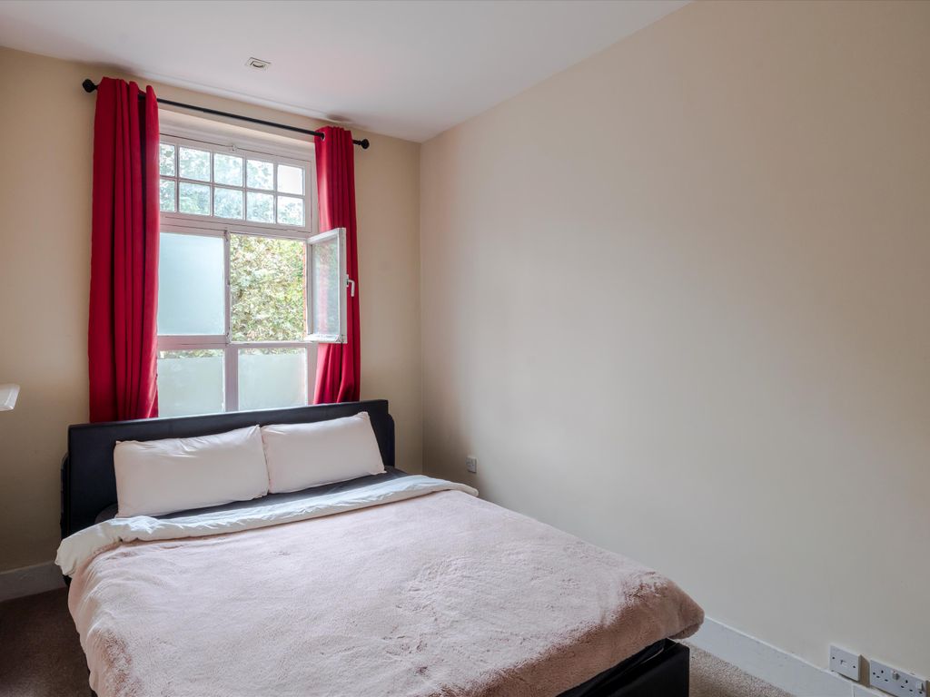 1 bed flat for sale in Gilbert Street, Mayfair, London W1K, £699,950
