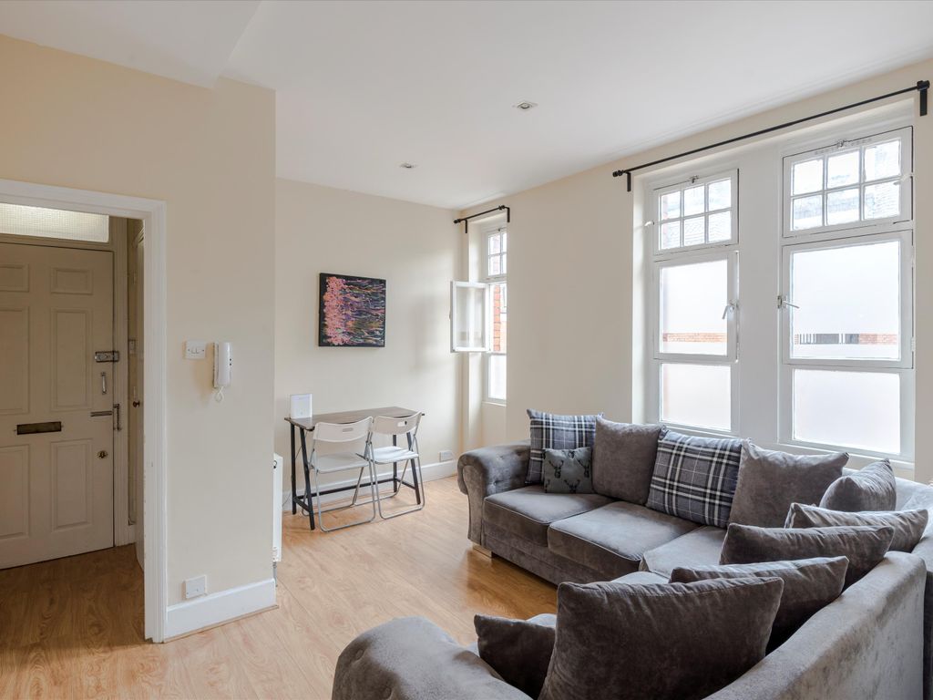 1 bed flat for sale in Gilbert Street, Mayfair, London W1K, £699,950