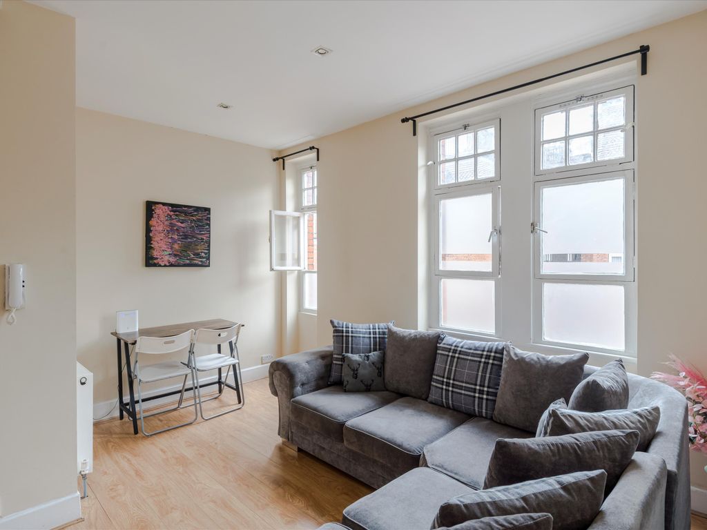 1 bed flat for sale in Gilbert Street, Mayfair, London W1K, £699,950