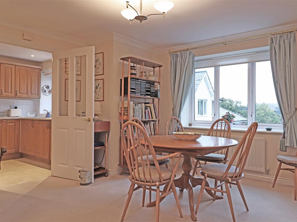 2 bed flat for sale in Ladbroke Road, Redhill RH1, £350,000