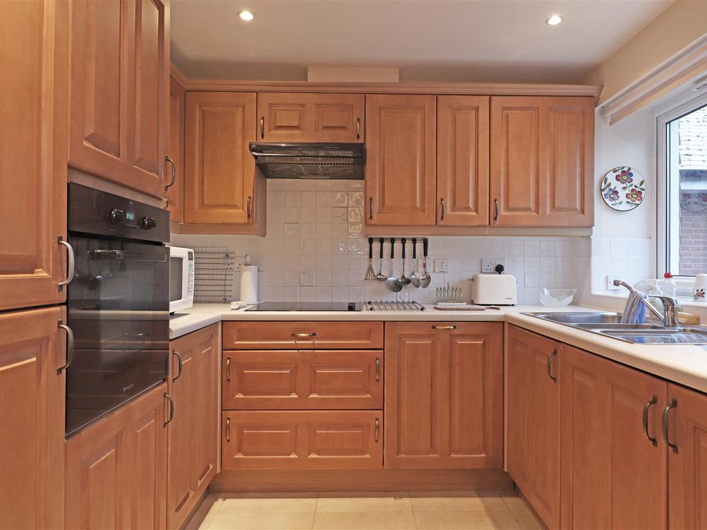 2 bed flat for sale in Ladbroke Road, Redhill RH1, £350,000