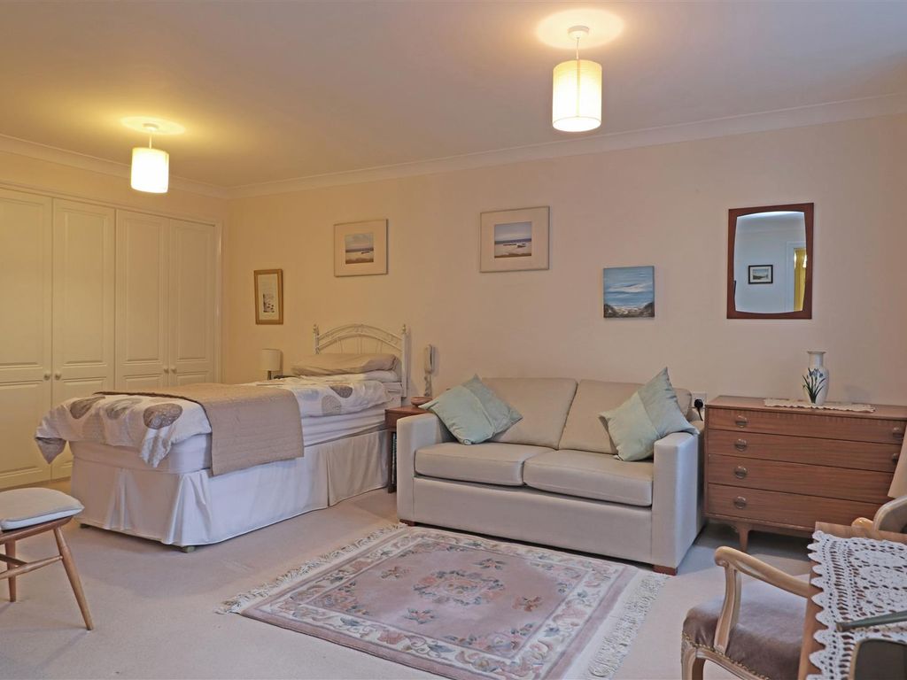 2 bed flat for sale in Ladbroke Road, Redhill RH1, £350,000