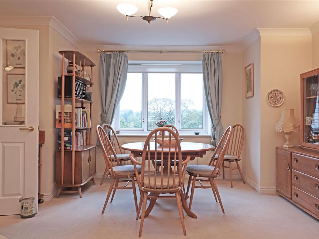 2 bed flat for sale in Ladbroke Road, Redhill RH1, £350,000