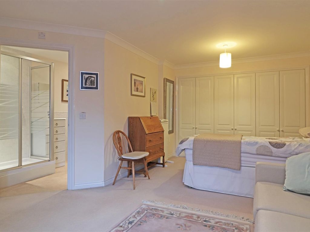 2 bed flat for sale in Ladbroke Road, Redhill RH1, £350,000