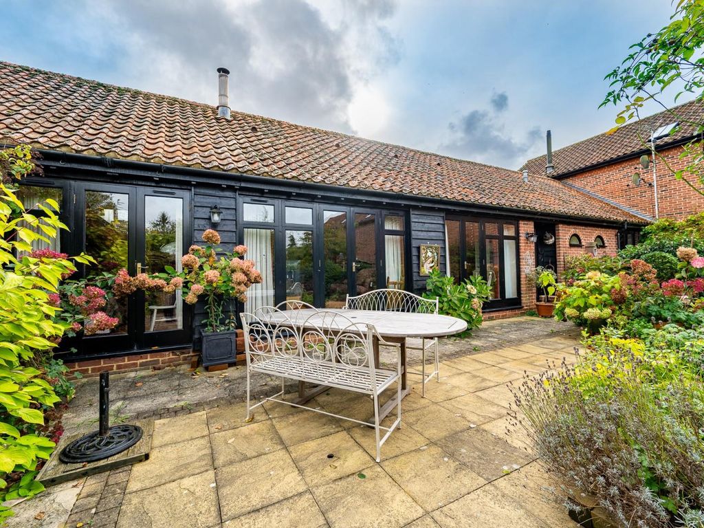 3 bed barn conversion for sale in The Street, Great Saling, Braintree CM7, £460,000