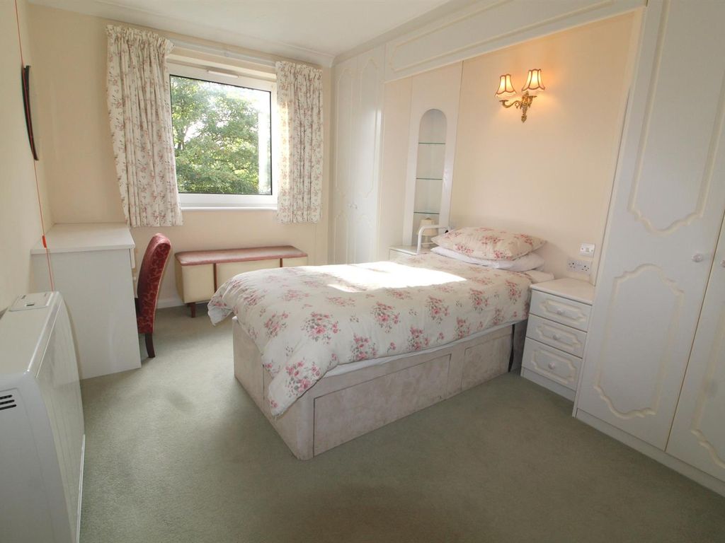 2 bed property for sale in Christchurch Lane, Barnet EN5, £289,950